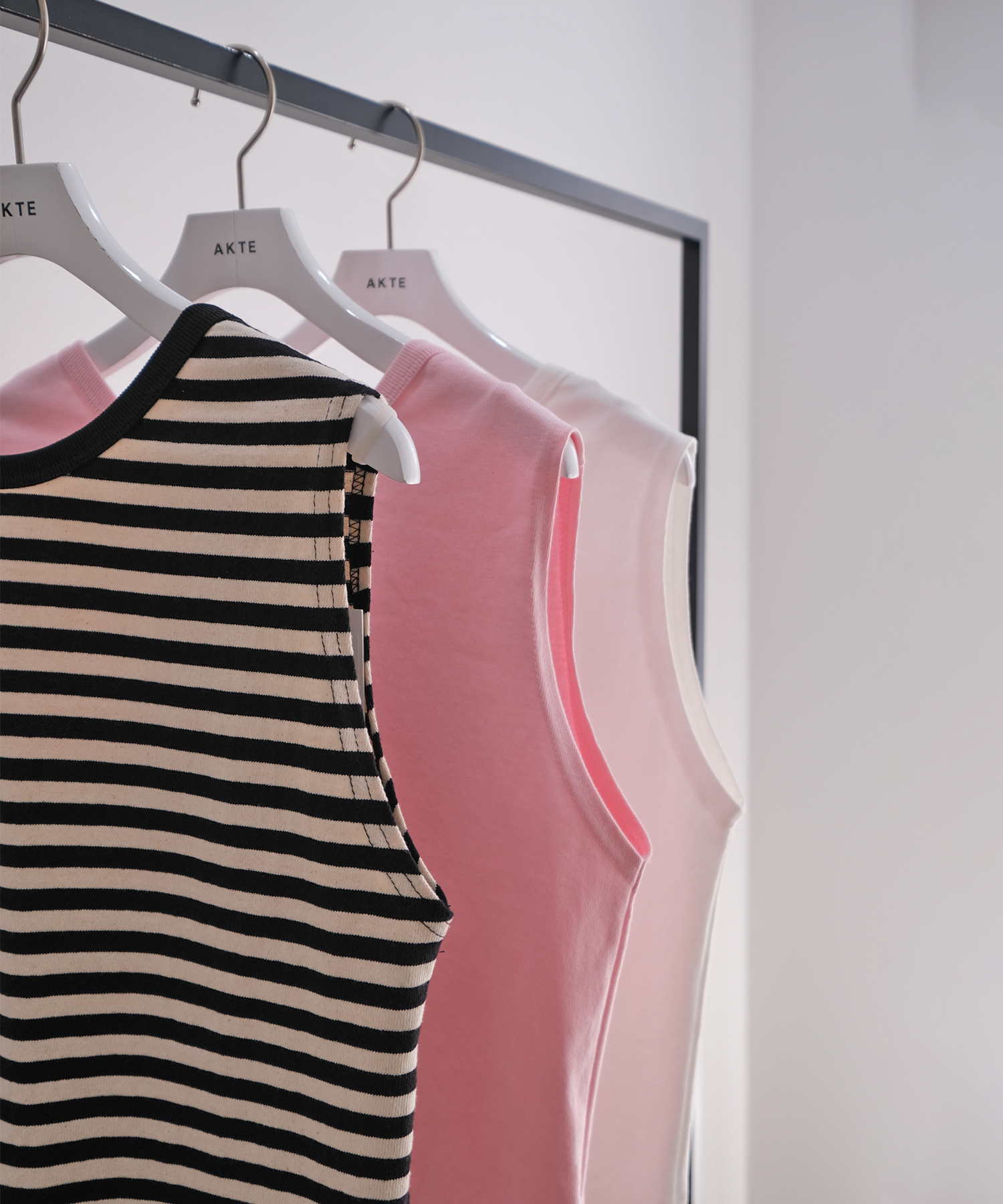 バックオープンボックスタンクトップ