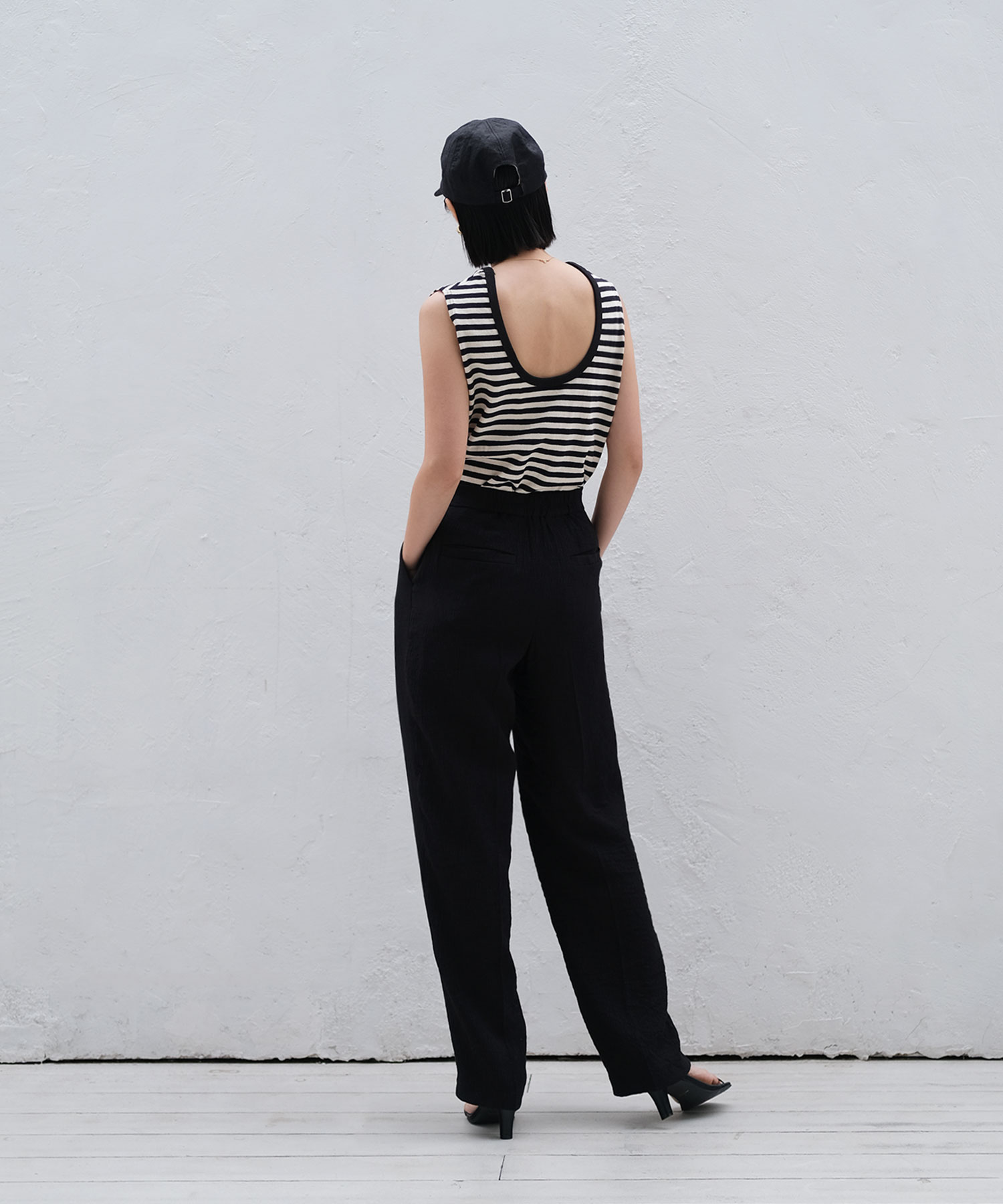 バックオープンボックスタンクトップ