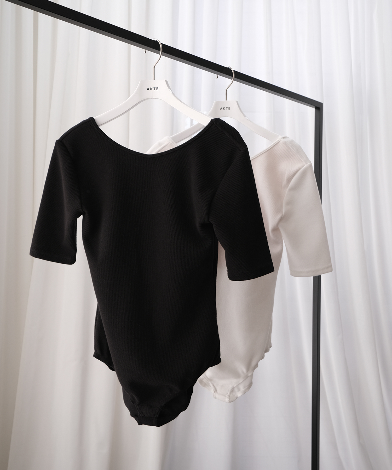 バックオープンハーフスリーブボディスーツ