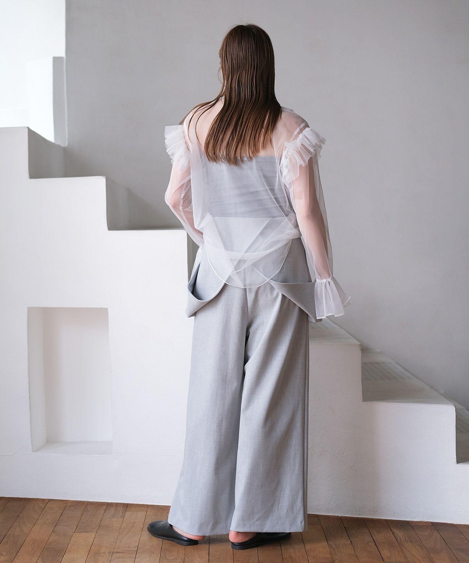 美品　24年モデル　アクテAKTE フロントフリルブラウス　花柄 フロントフリルブラウス | AKTE