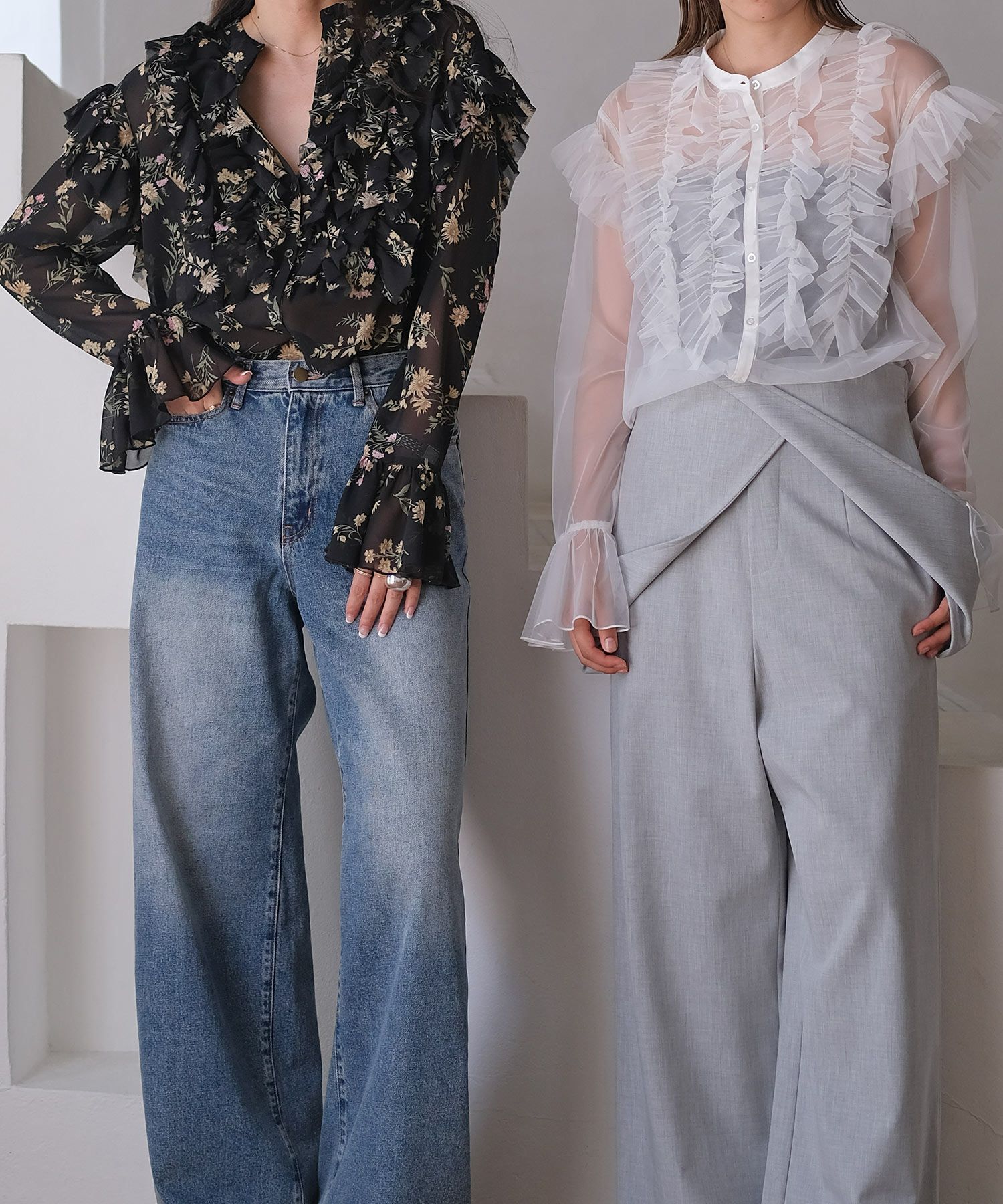 美品　24年モデル　アクテAKTE フロントフリルブラウス　花柄 フロントフリルブラウス | AKTE