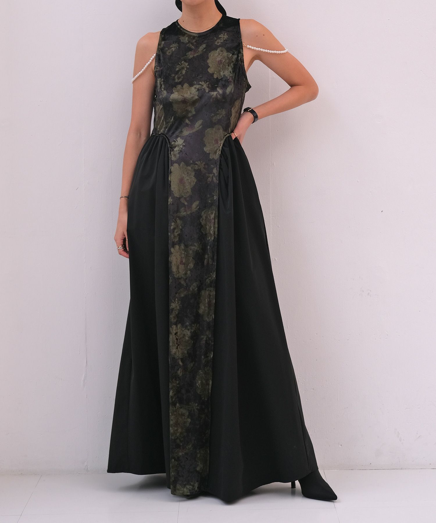 パールストラップベロアワンピース | AKTE