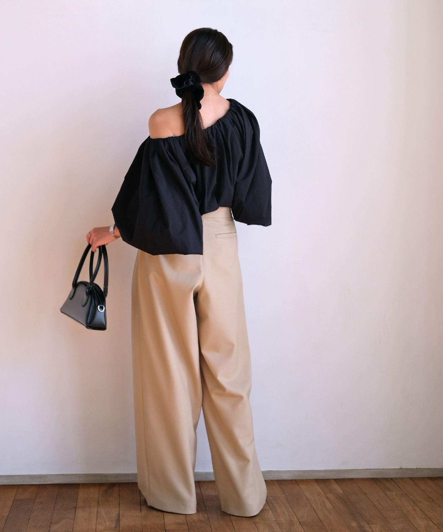 オフショルダーボリュームブラウス | AKTE