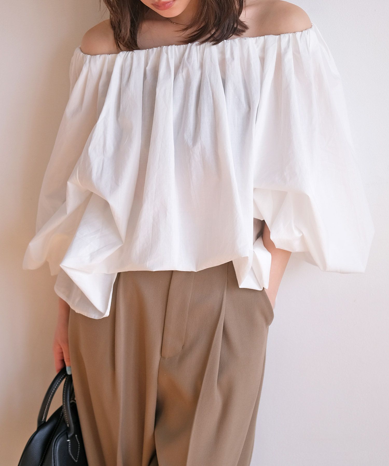 オフショルダーボリュームブラウス | AKTE