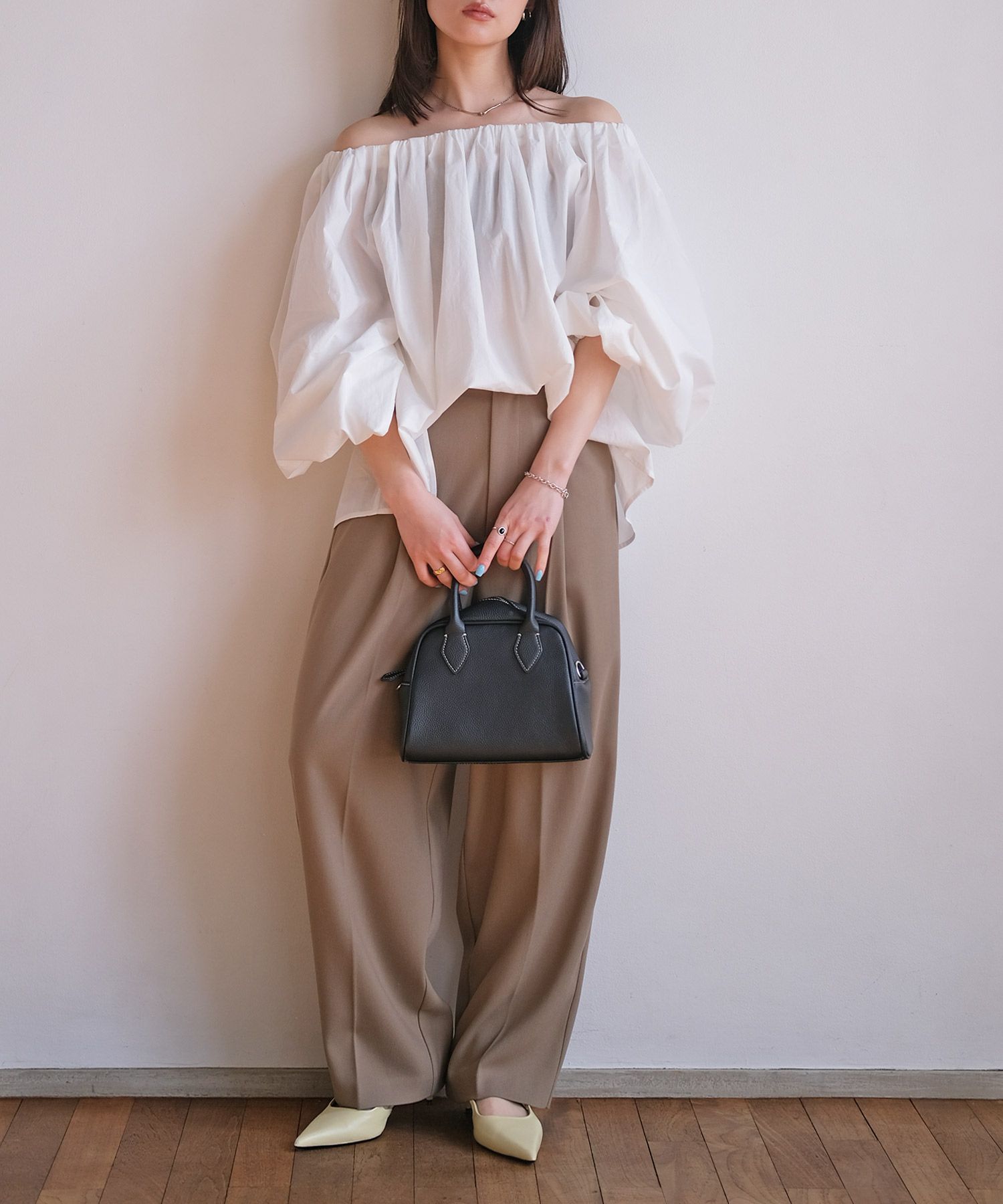 オフショルダーボリュームブラウス | AKTE