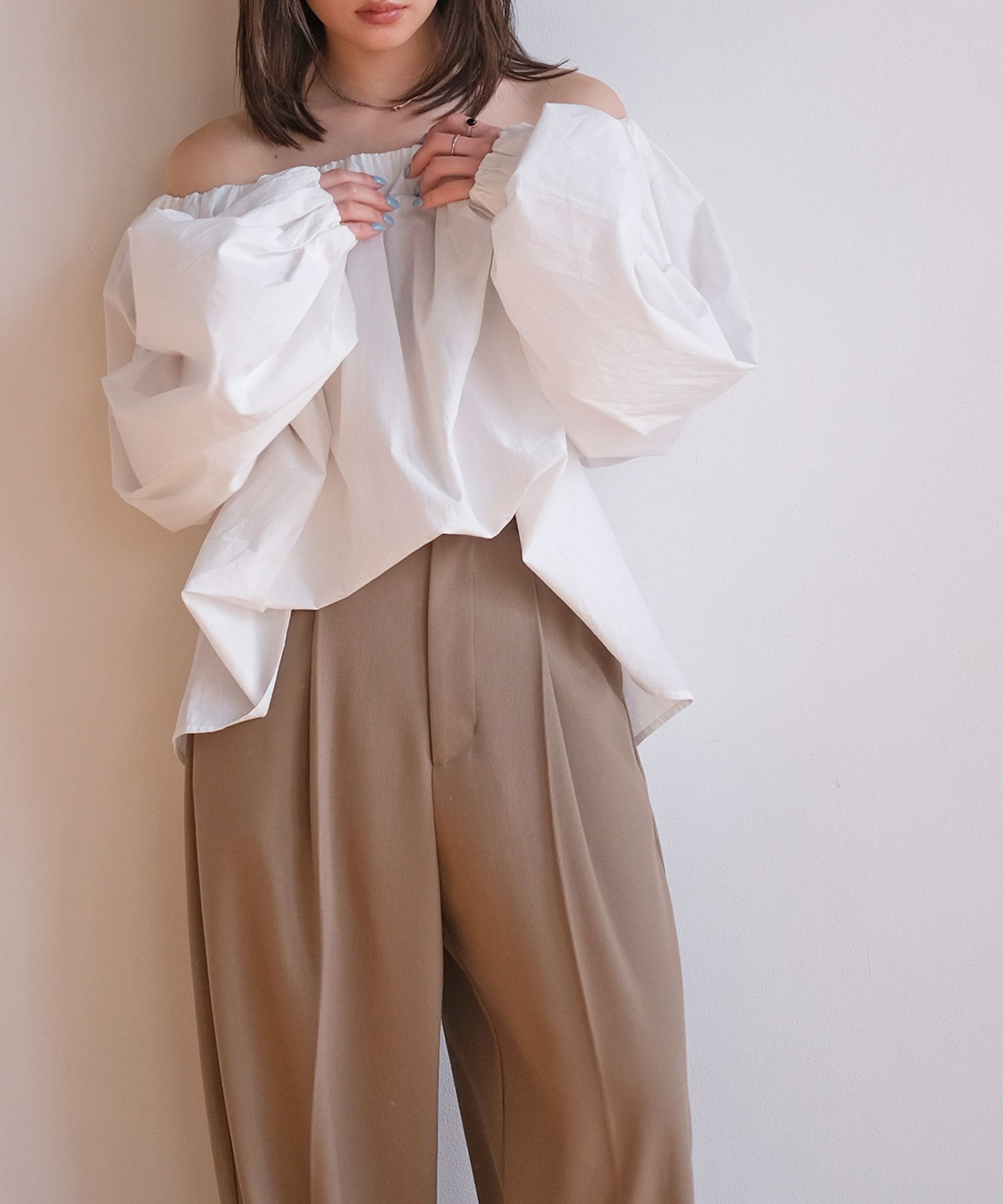 オフショルダーボリュームブラウス | AKTE