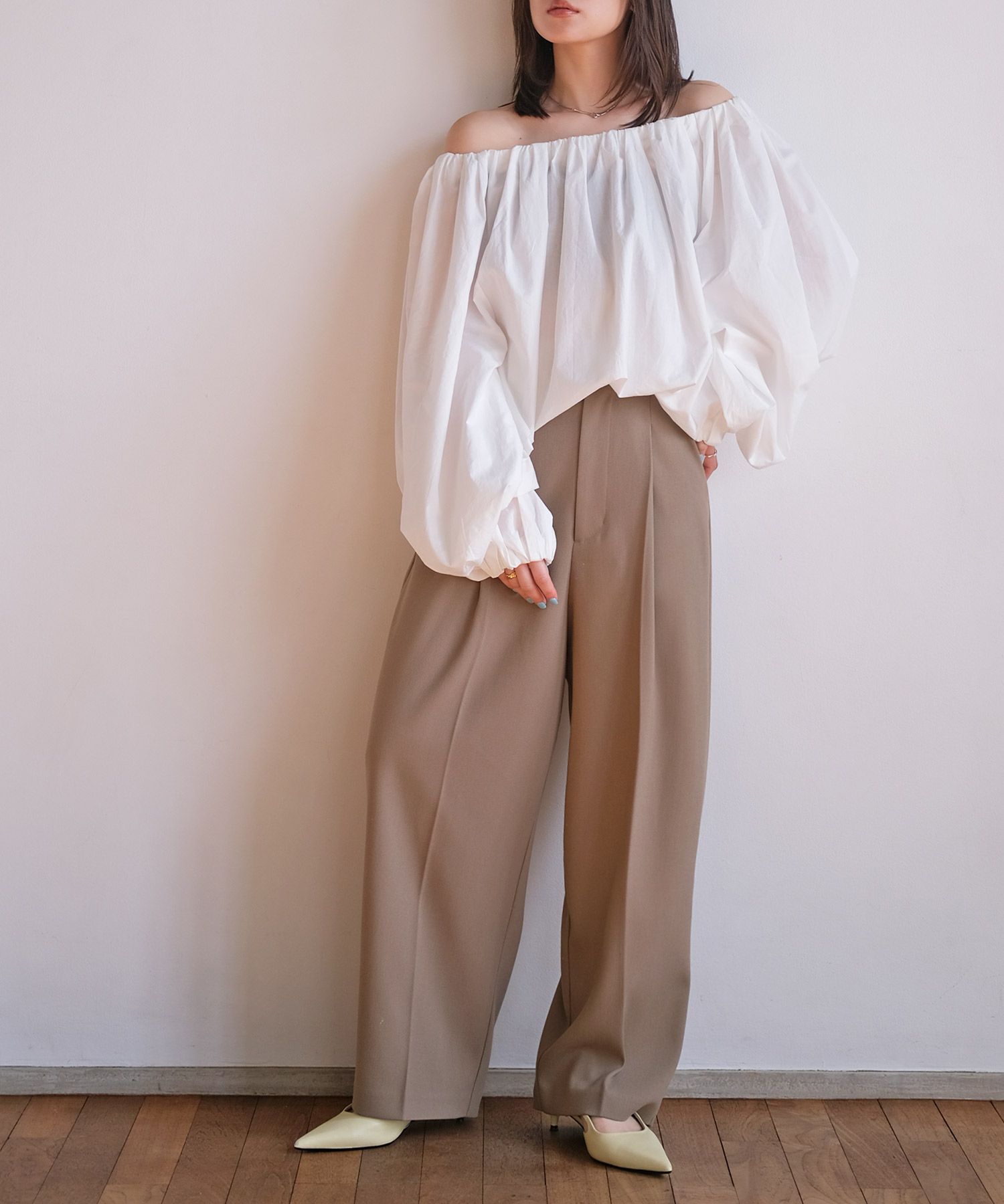 オフショルダーボリュームブラウス | AKTE