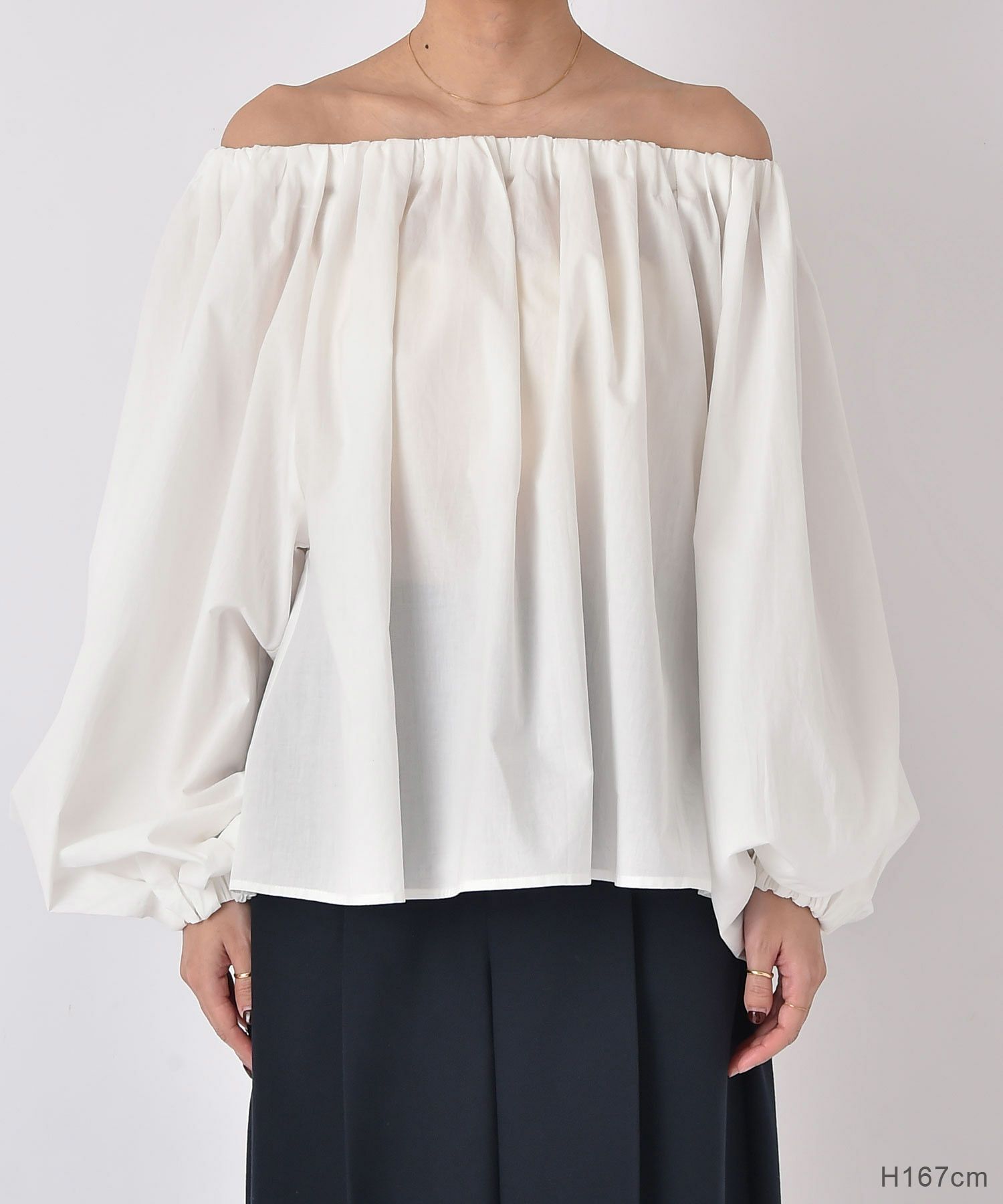 オフショルダーボリュームブラウス | AKTE
