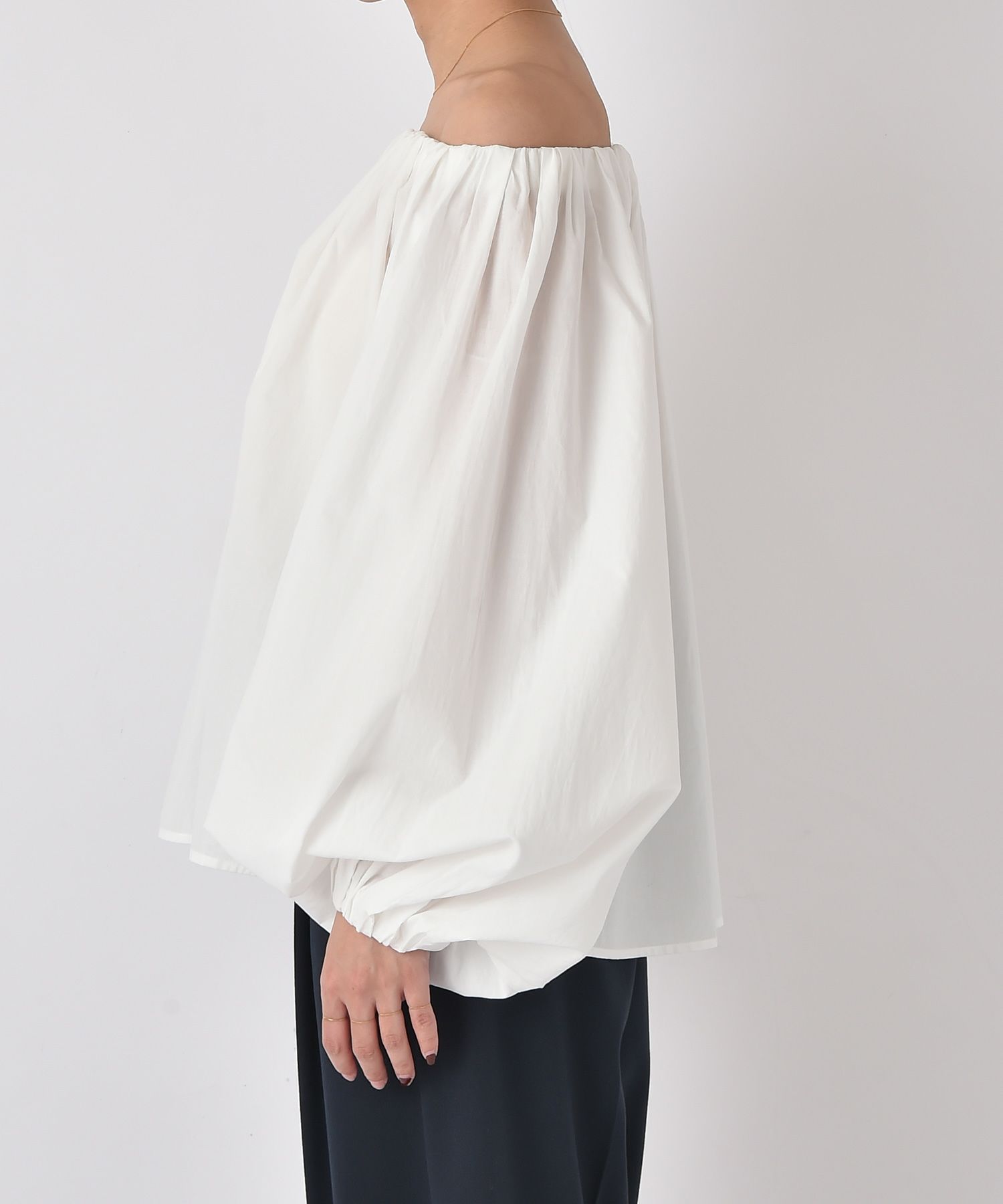 オフショルダーボリュームブラウス | AKTE