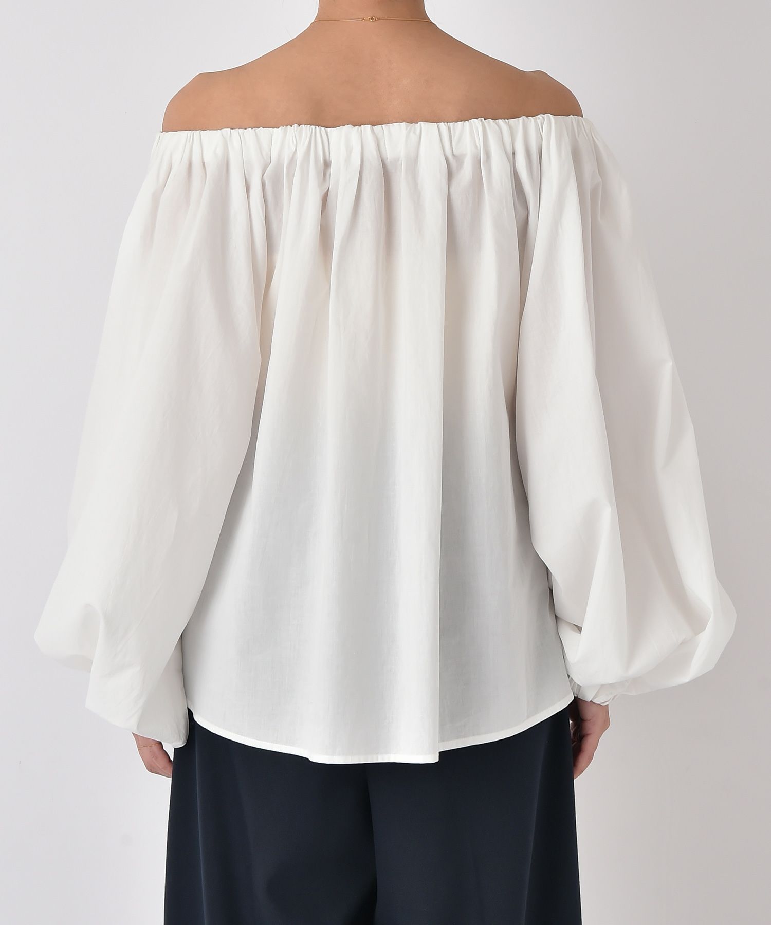 オフショルダーボリュームブラウス | AKTE